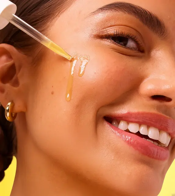 Visuel de campagne Garnier SkinActive (mannequin et pipette) — crédits marque, utilisé à titre illustratif